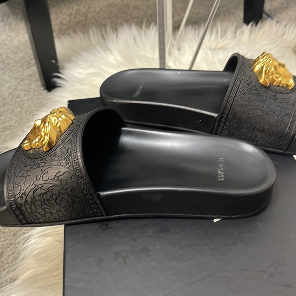 Beautiful Versace Slides - Picture 12 of 12